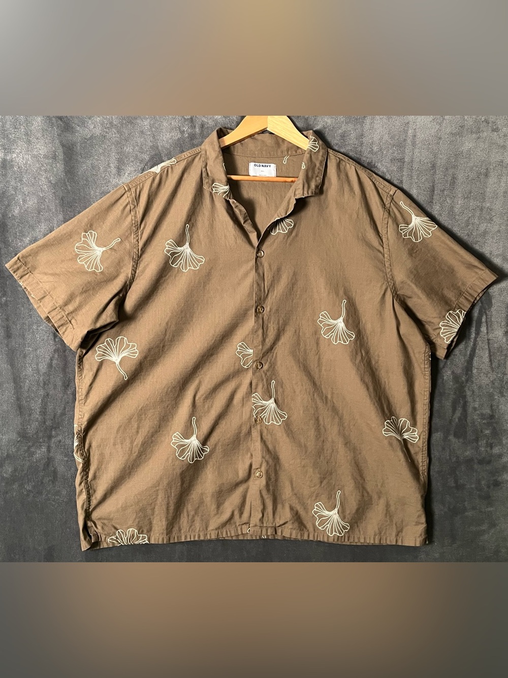 Old Navy Men's Brown Short-Sleeve Button-Down with Leaf Motif XXL